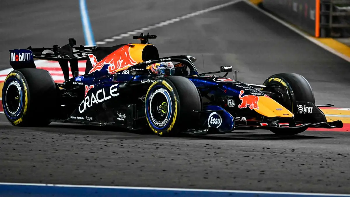 Max Verstappen vinder fra spids i Singapore