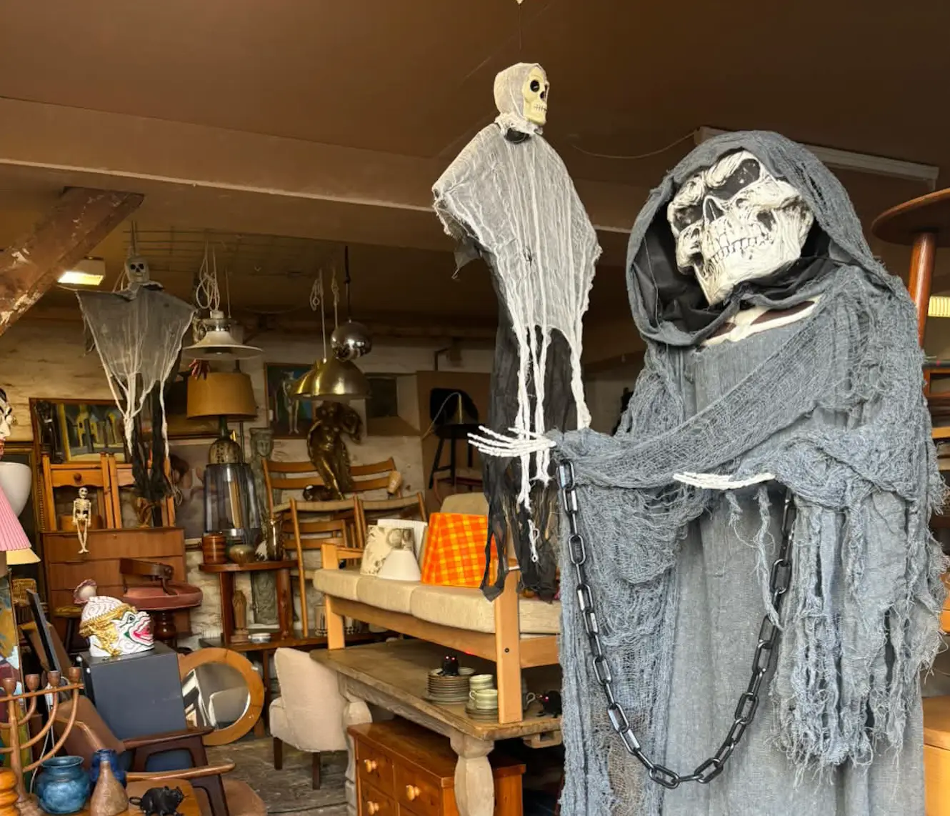 Skræmmende lave priser: Populær vintageforretning holder halloween-lagersalg