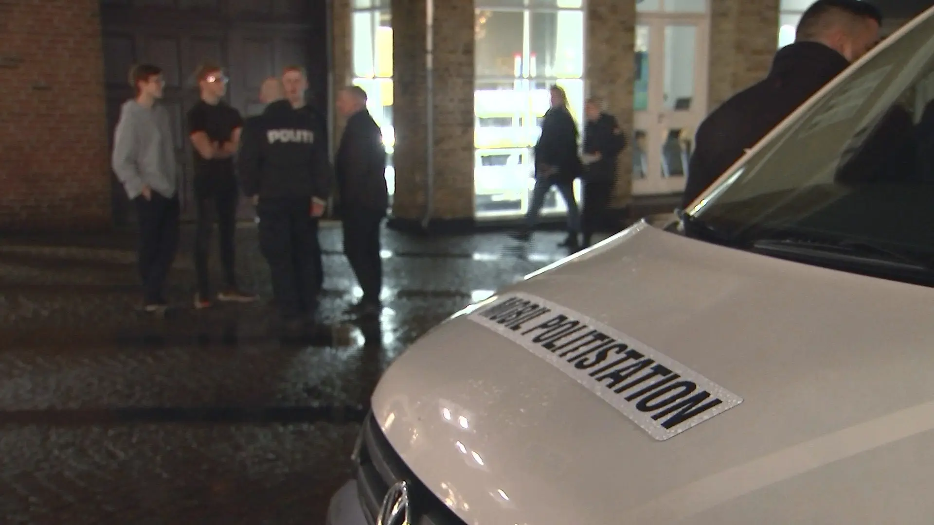 Politi sender mobil politistation efter knivtrussel