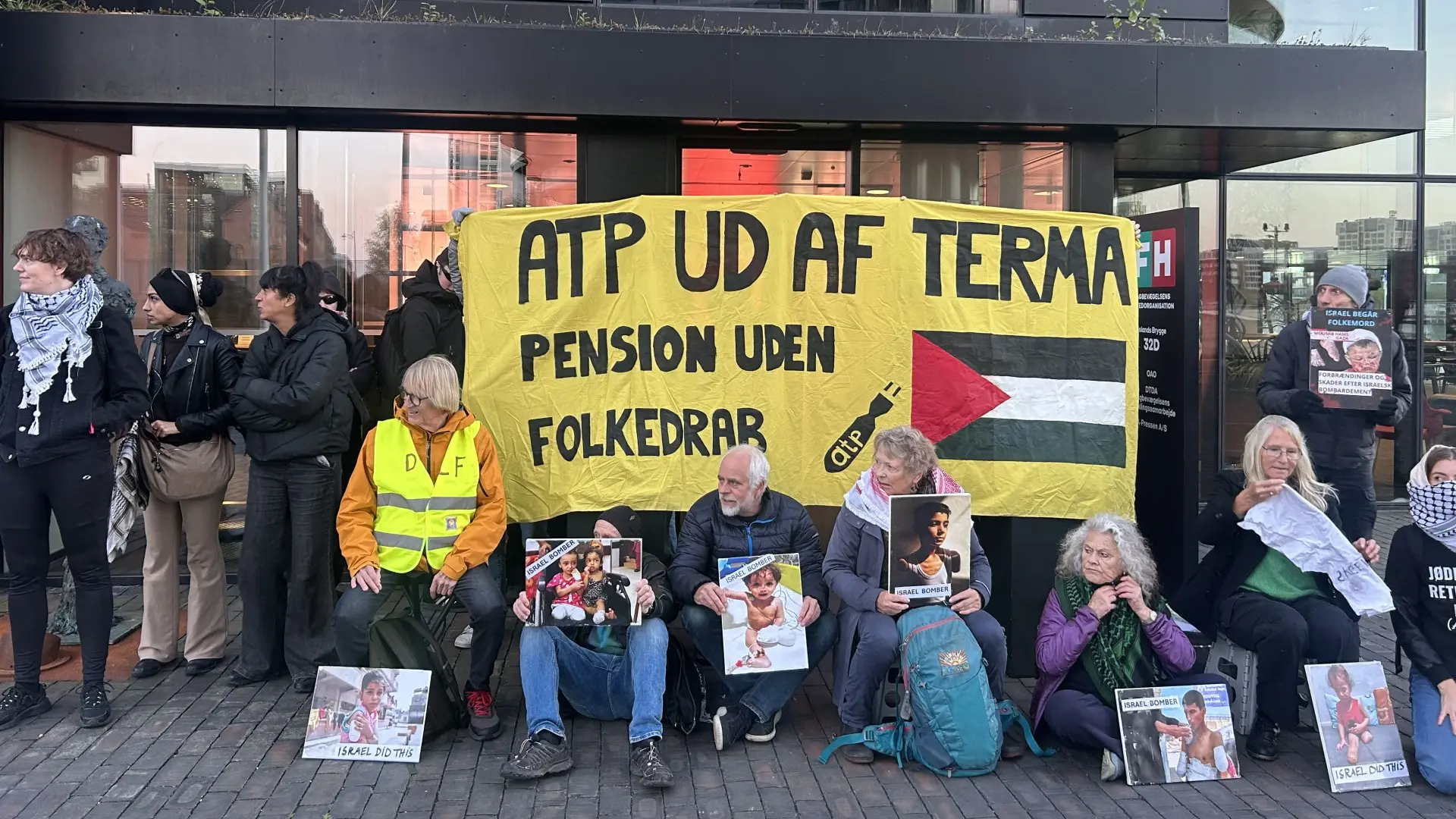 Aktivister blokerer hovedsæde på Islands Brygge