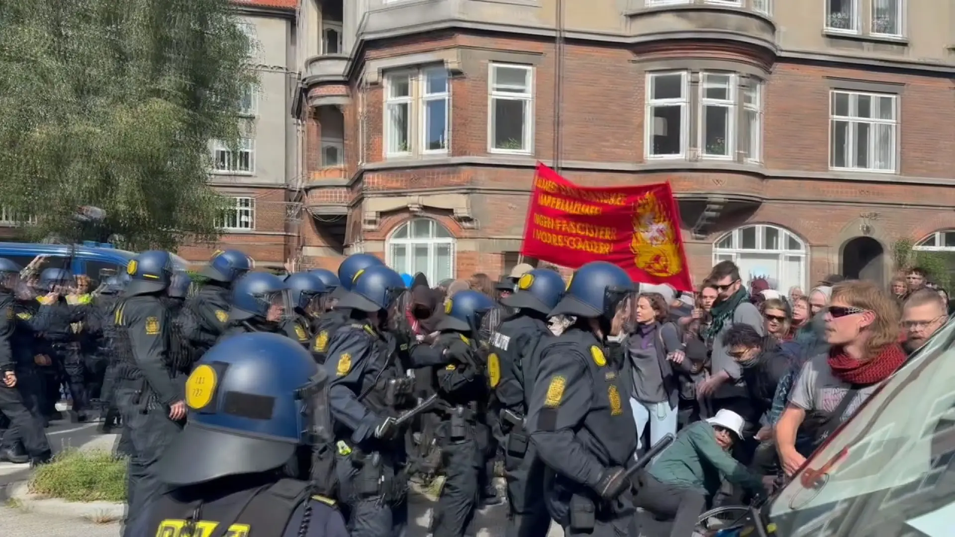 Politi i sammenstød med demonstranter i København