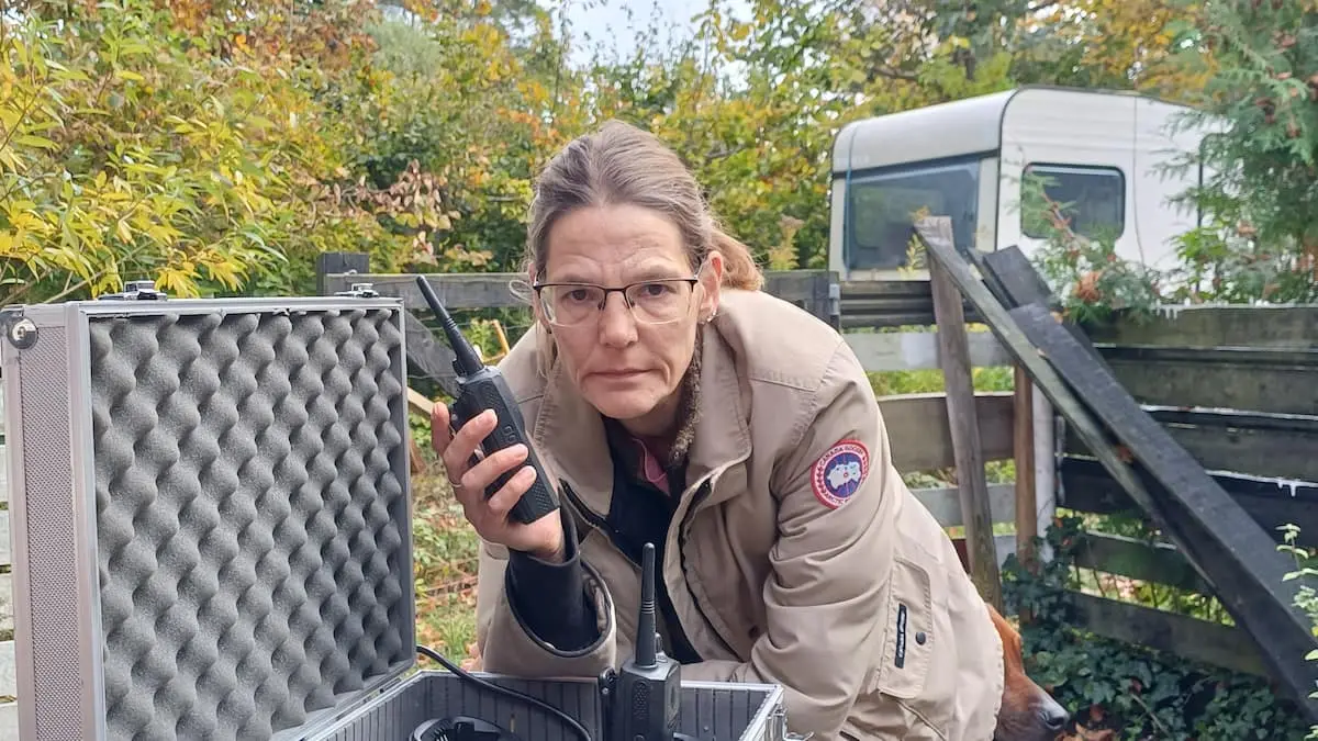 Ø ruster sig til at blive afskåret fra omverdenen med UHF-radioer og nødstrøm