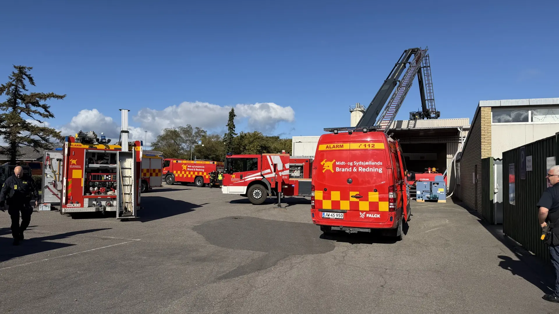 Brand på fabrik - medarbejdere er evakueret