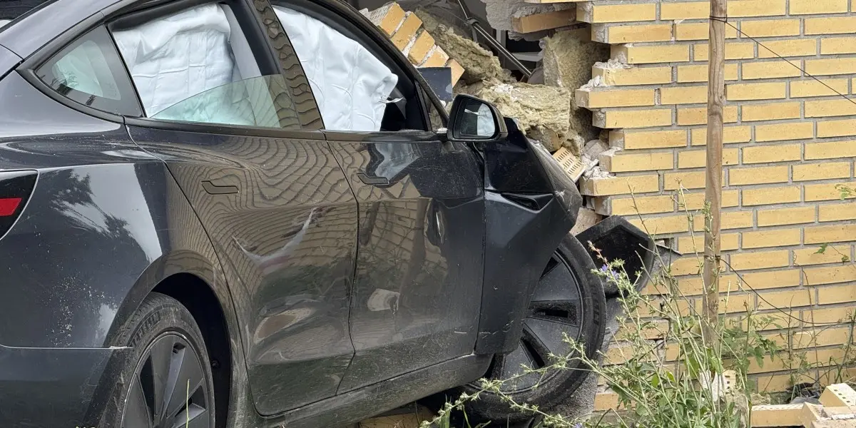 Tesla smadret ind i hus