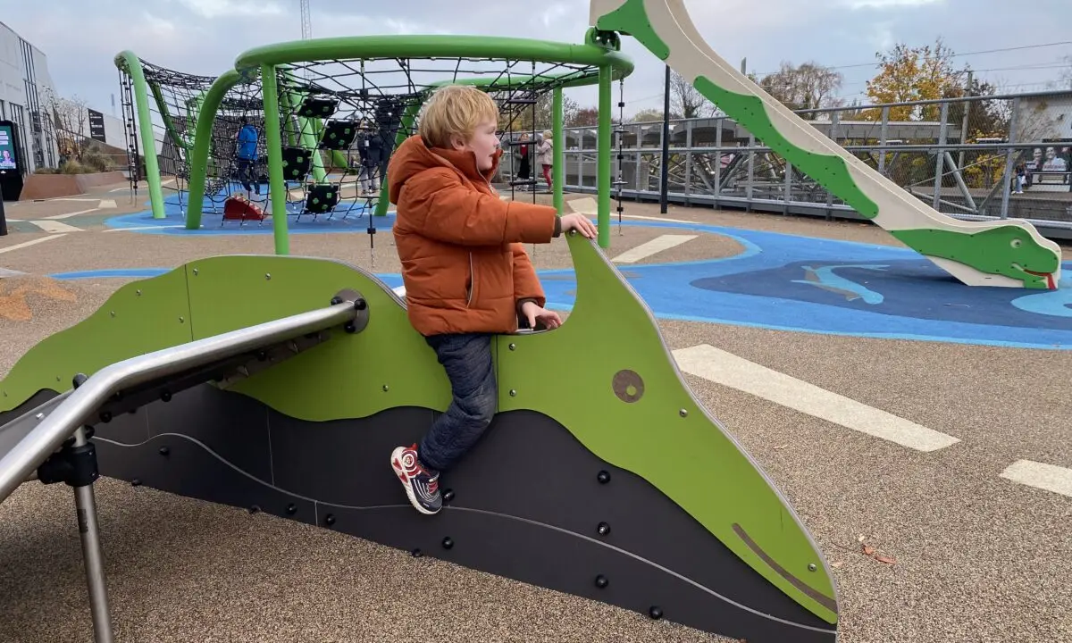 Byens børn elsker den: Kender du dinosaur-legepladsen i København?
