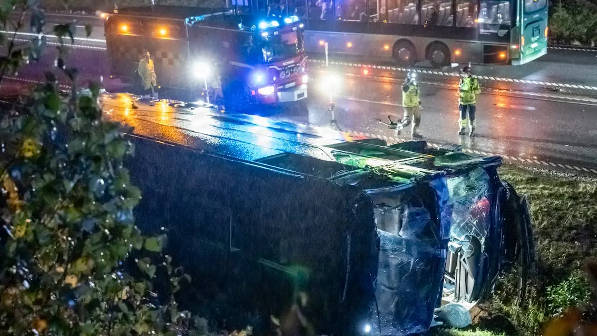 Ung mand er død i svensk busulykke