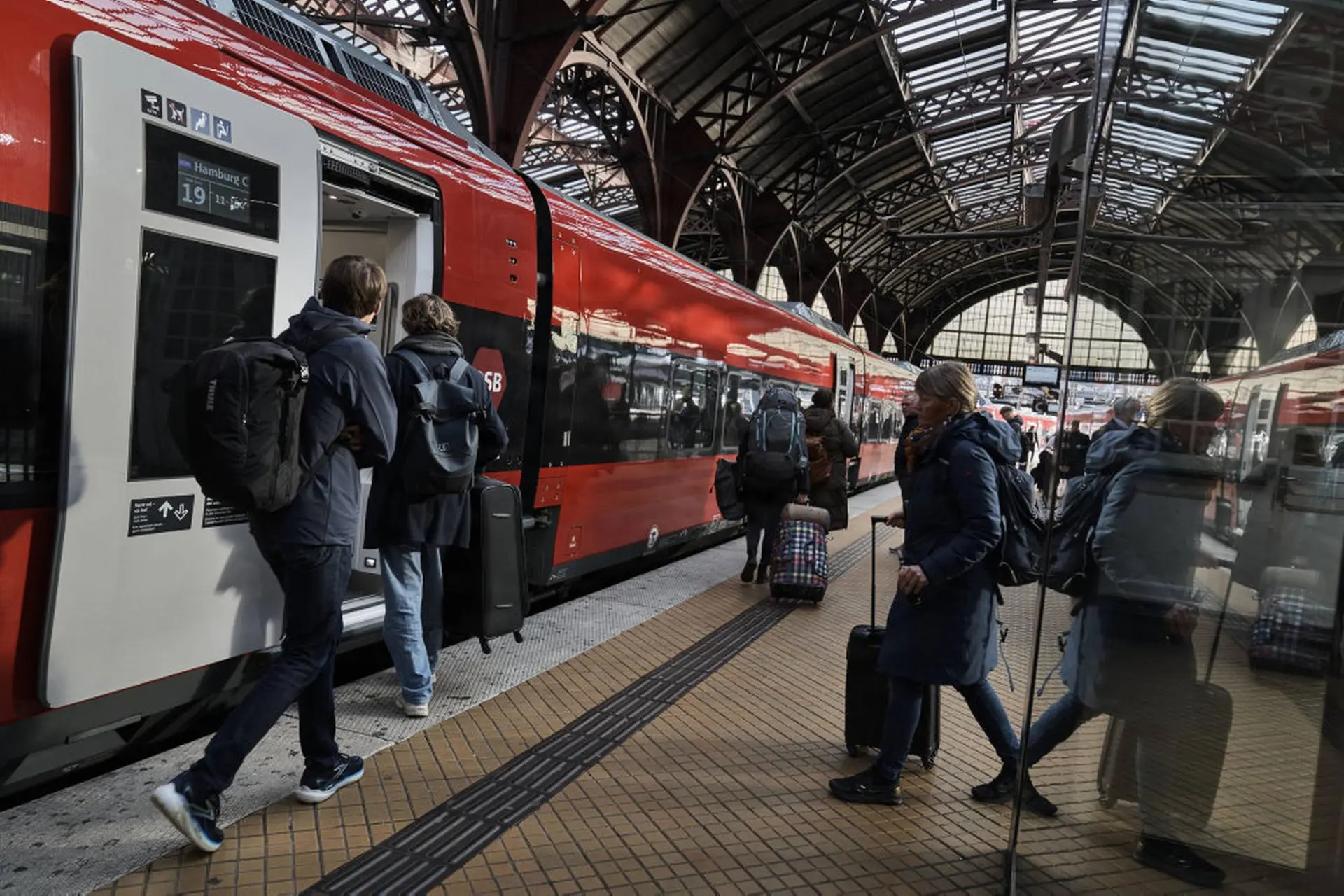 Togdrift vil være påvirket i "lang tid frem" efter brand i sikringshytte: »Alt er stort set brændt bort« - Din Avis