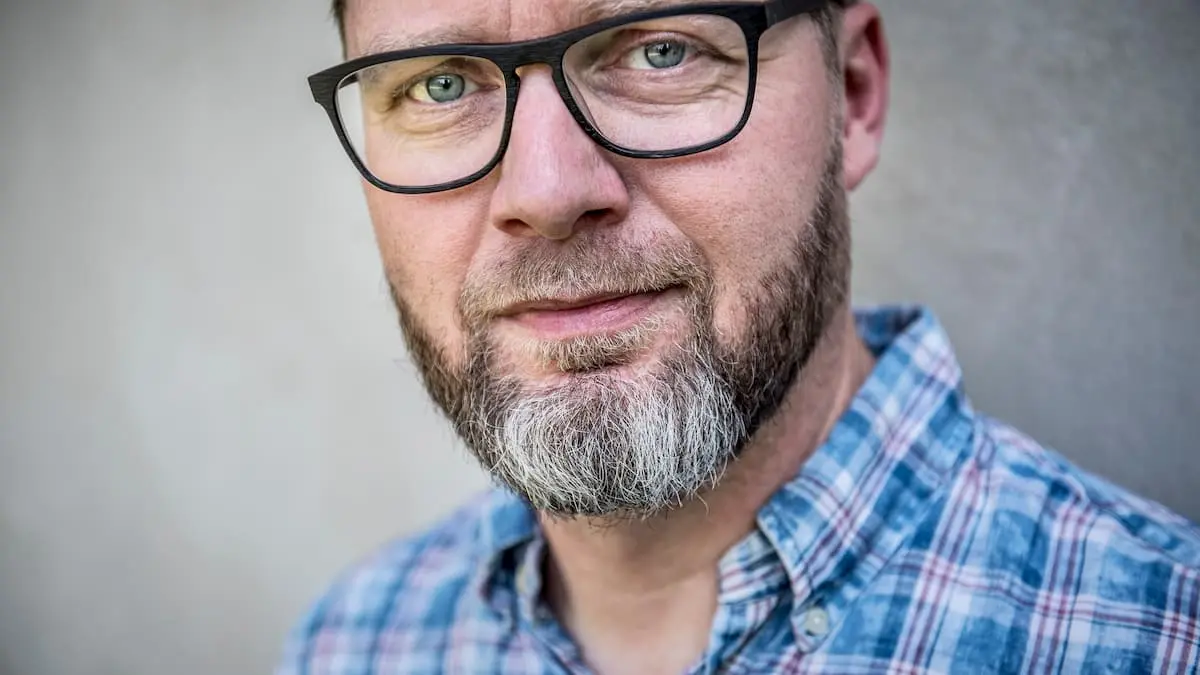 Lasse Rimmer affejer kritik efter udtalelse om kvinders stemmeret: 'Det er som at starte en samtale med en lussing'