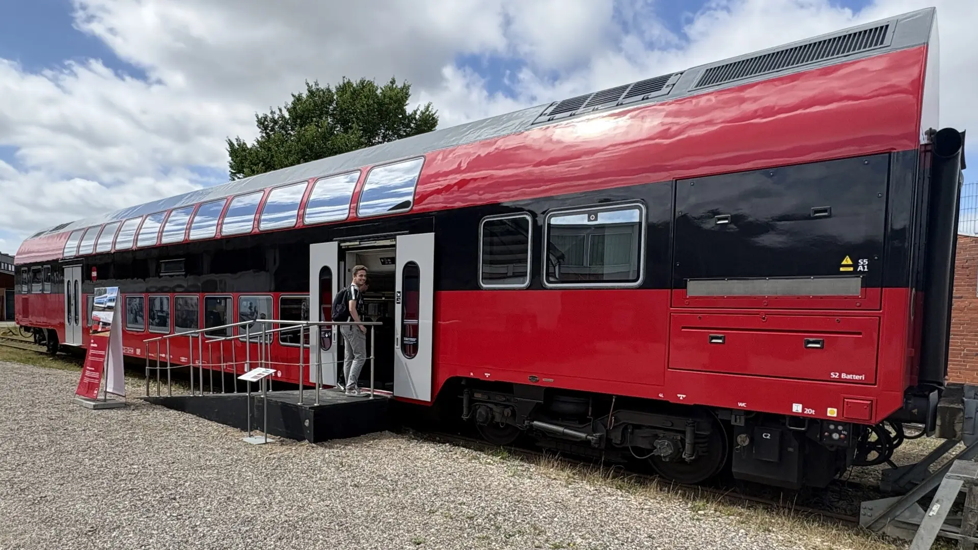 For tre år siden købte DSB syv togvogne - en blev kørt på museum, og de andre er ikke klar