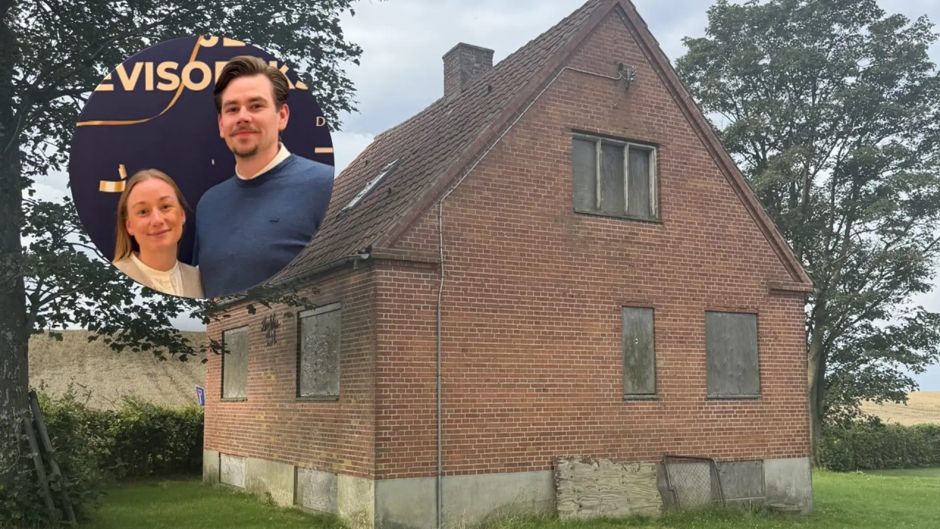 De købte 'spøgelseshuset' - nu hænger de på det