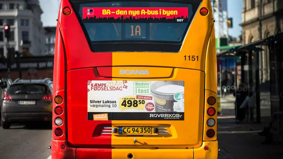 Rullende reklamer for rejser og benzinbiler skal ud af busserne: 'Det er lidt forkert i mine øjne'