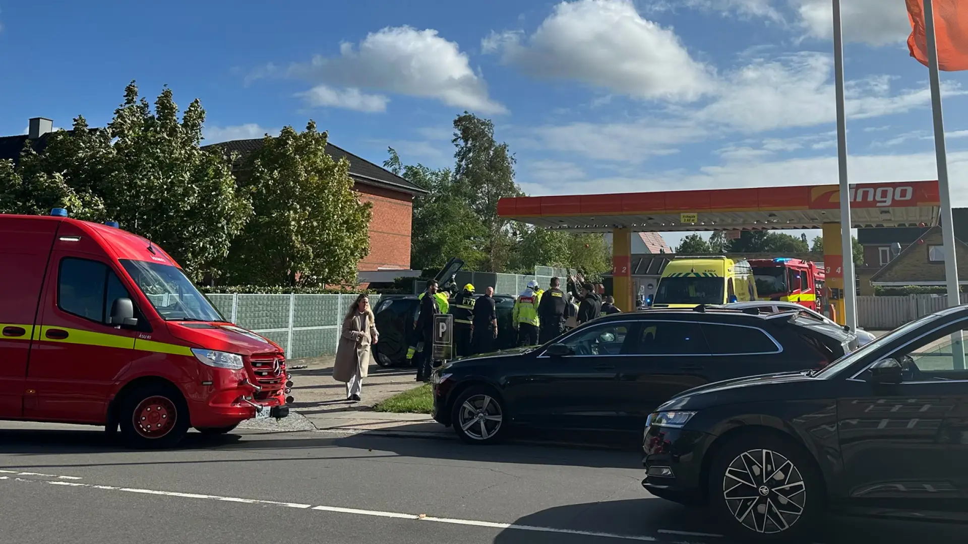 Voldsomt uheld: Person sad fast i bil på tankstation