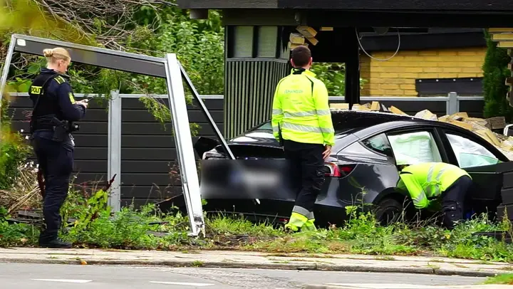 Tesla brager ind i hus og udløser massiv udrykning