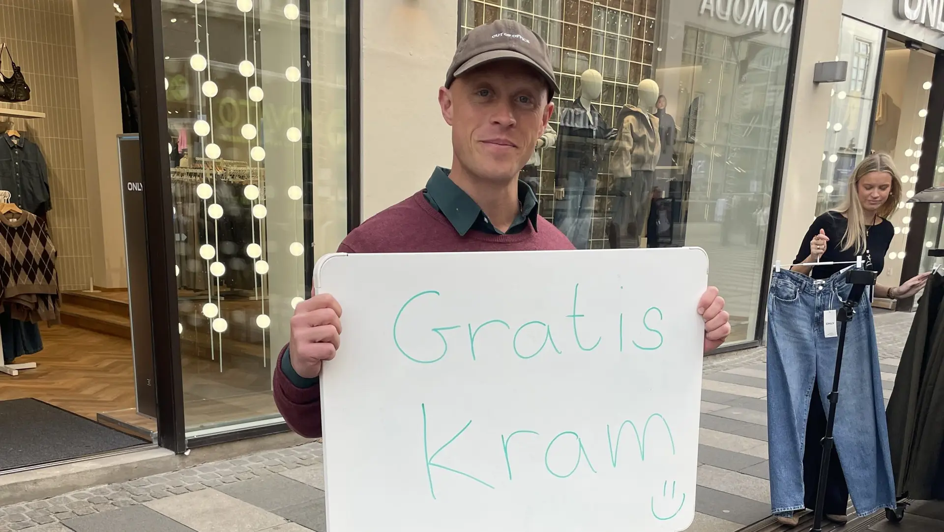 Reaktionen kom bag på ham: Laurits stillede sig på Strøget med et usædvanligt skilt
