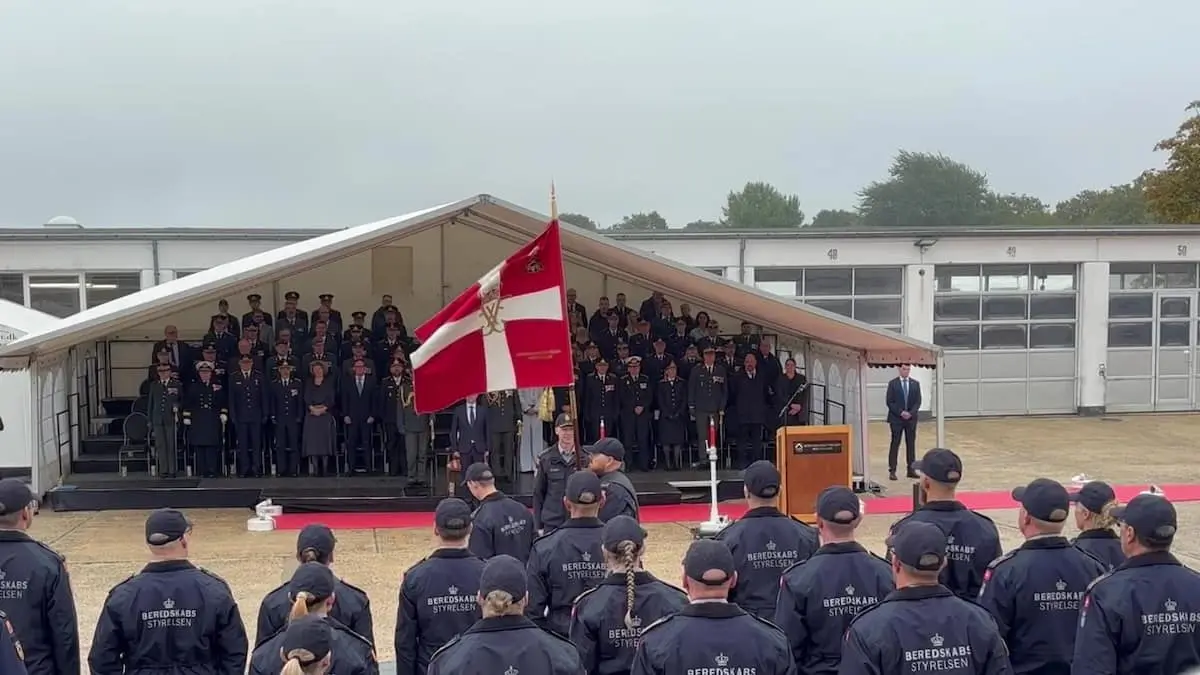 Indvielse af fane: Kong Frederik slår søm i