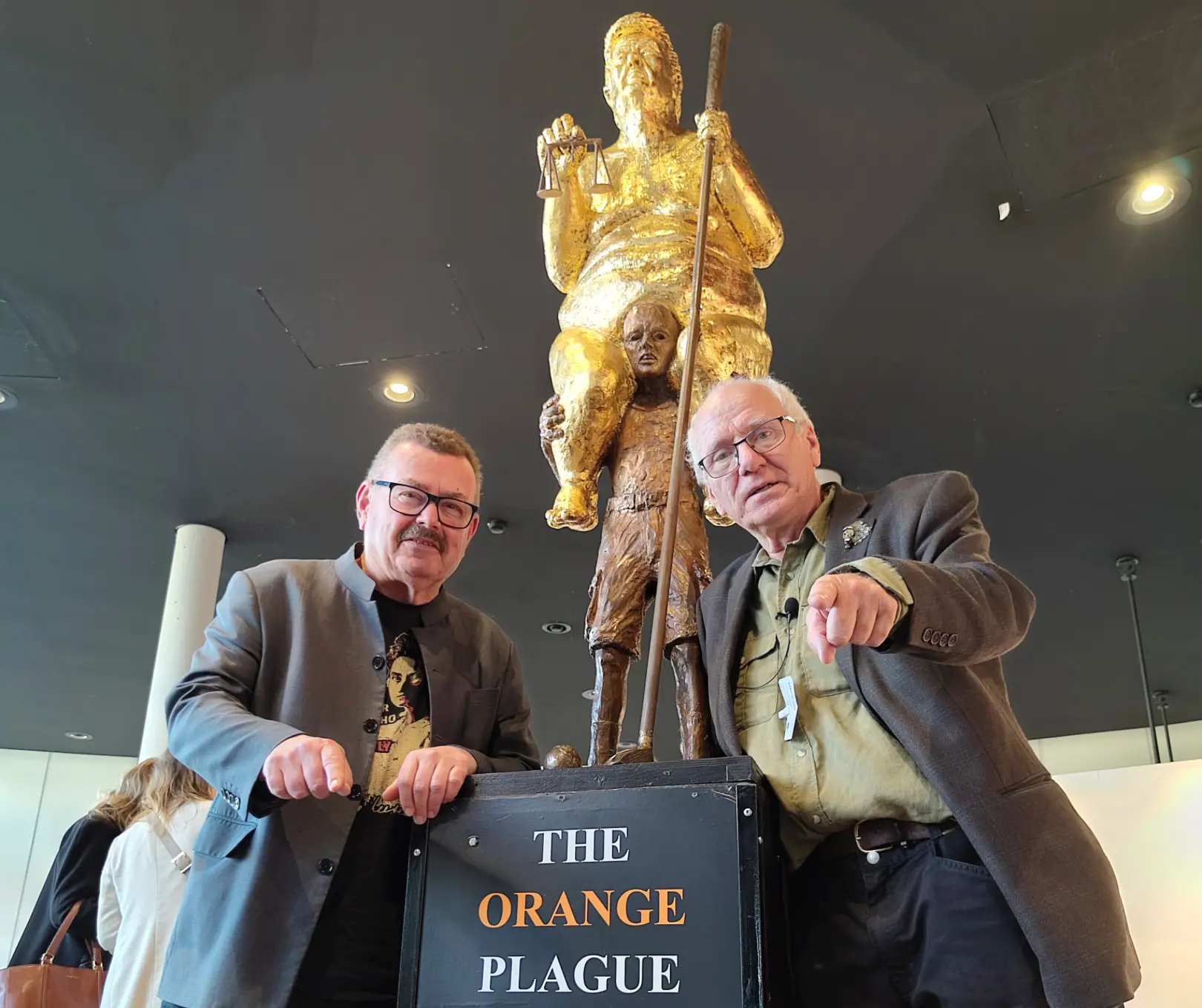 Fra Næsby til Europa-Parlamentet: Odense-kunstners provokerende Trump-statue går viralt verden over