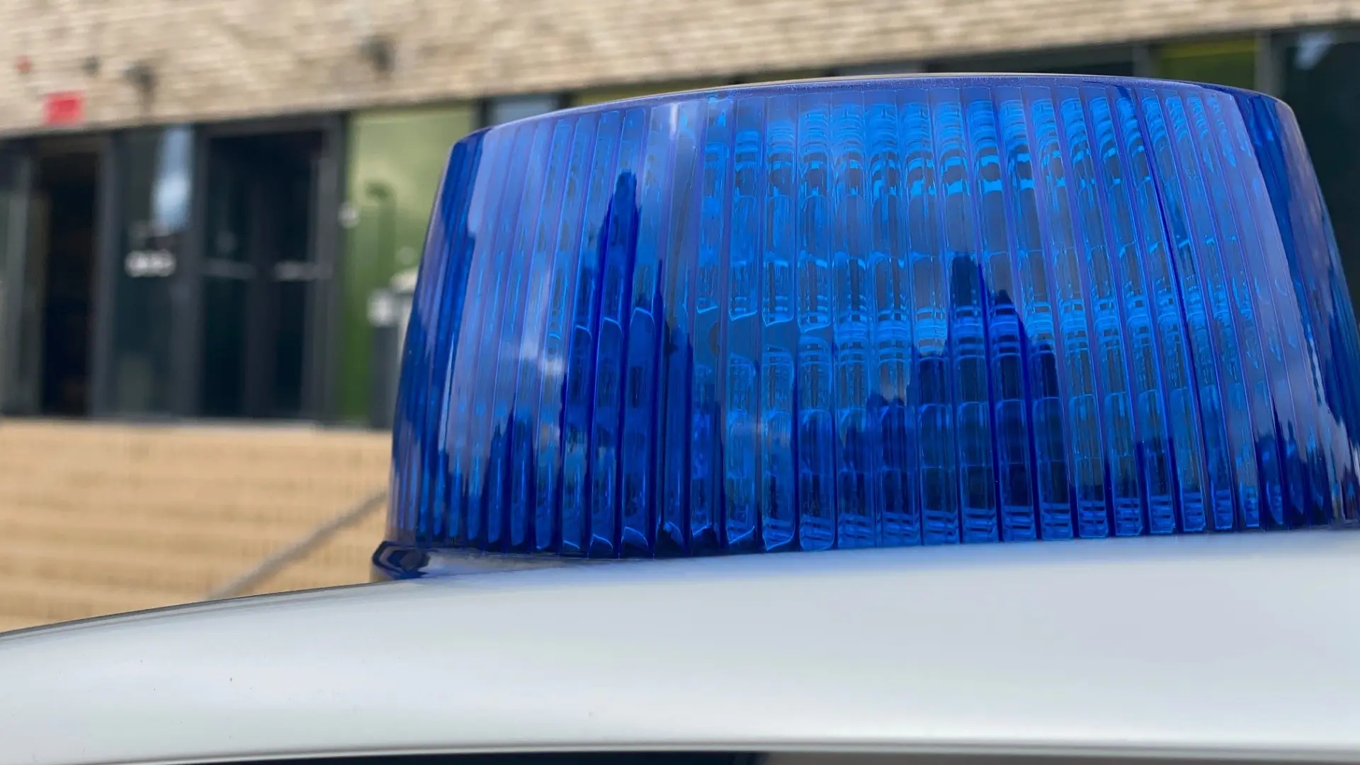 Ung mand kørte galt og endte i grøft - nu er han sigtet for to ting