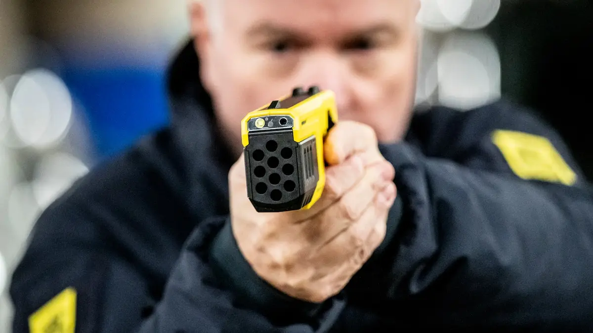 Betjente over hele landet får nu strømpistoler