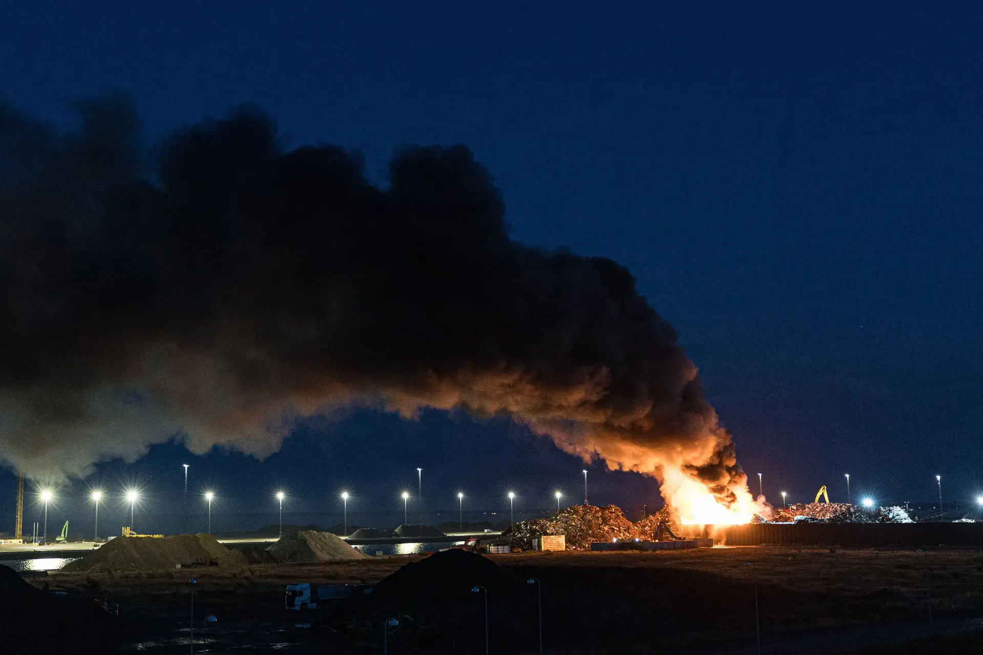 Voldsom skrotbrand i Køge kunne lugtes langt væk