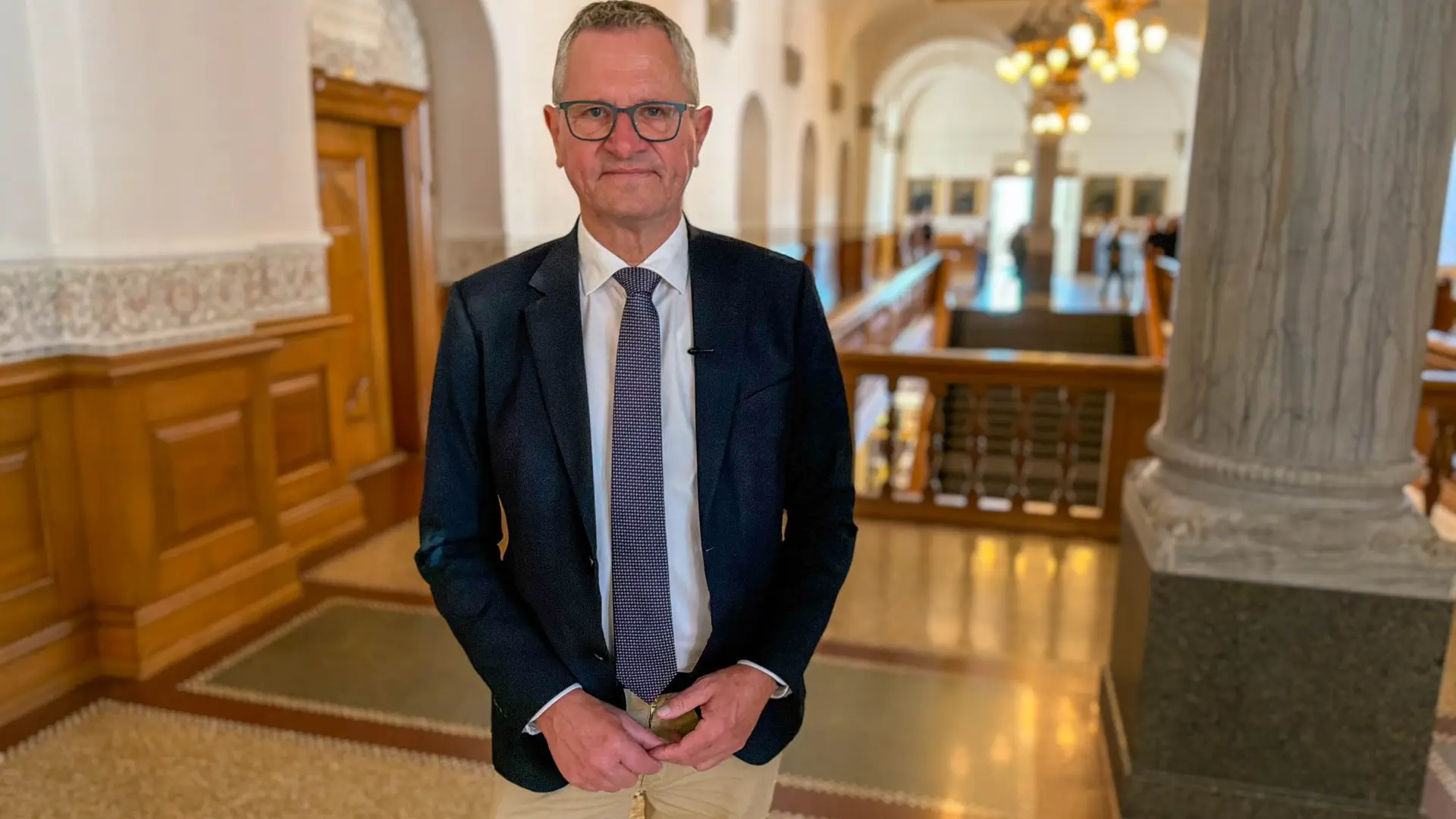Formand stopper i kølvandet på mistanke om vennetjeneste til Henrik Frandsen