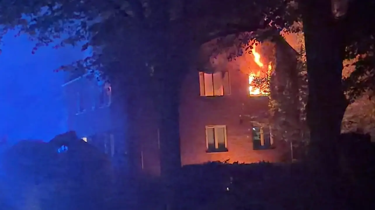 Beboer hoppede ud af vinduet ved brand i centrum - flere evakuerede