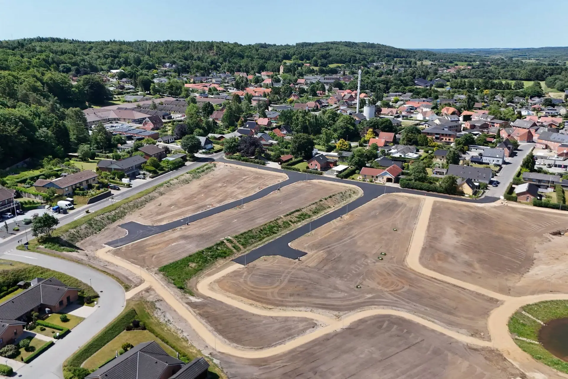 12 centrale boliggrunde kun 350 meter fra Gudenåen er nu sat til salg: De dyreste koster 375.000 kr. - Din Avis
