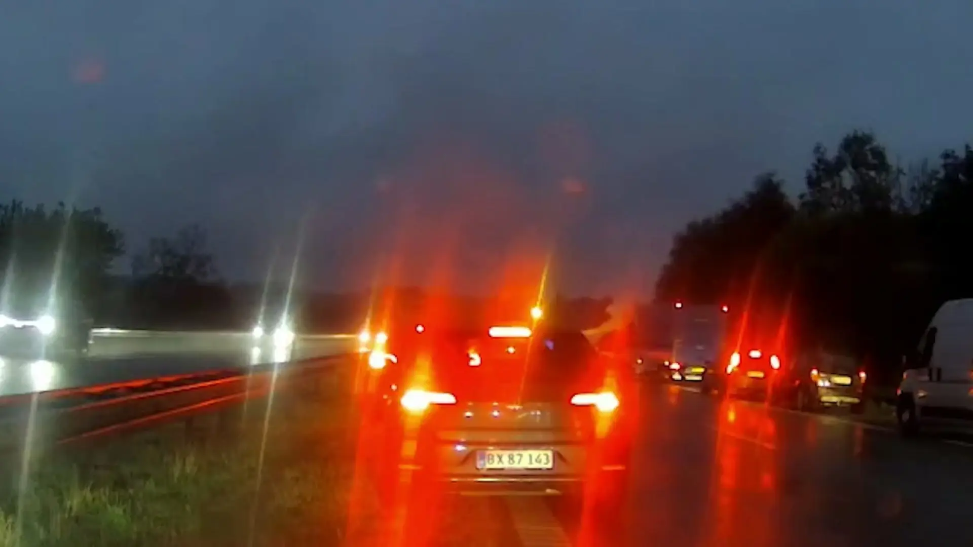 Hybridbil eksploderede to gange på motorvej
