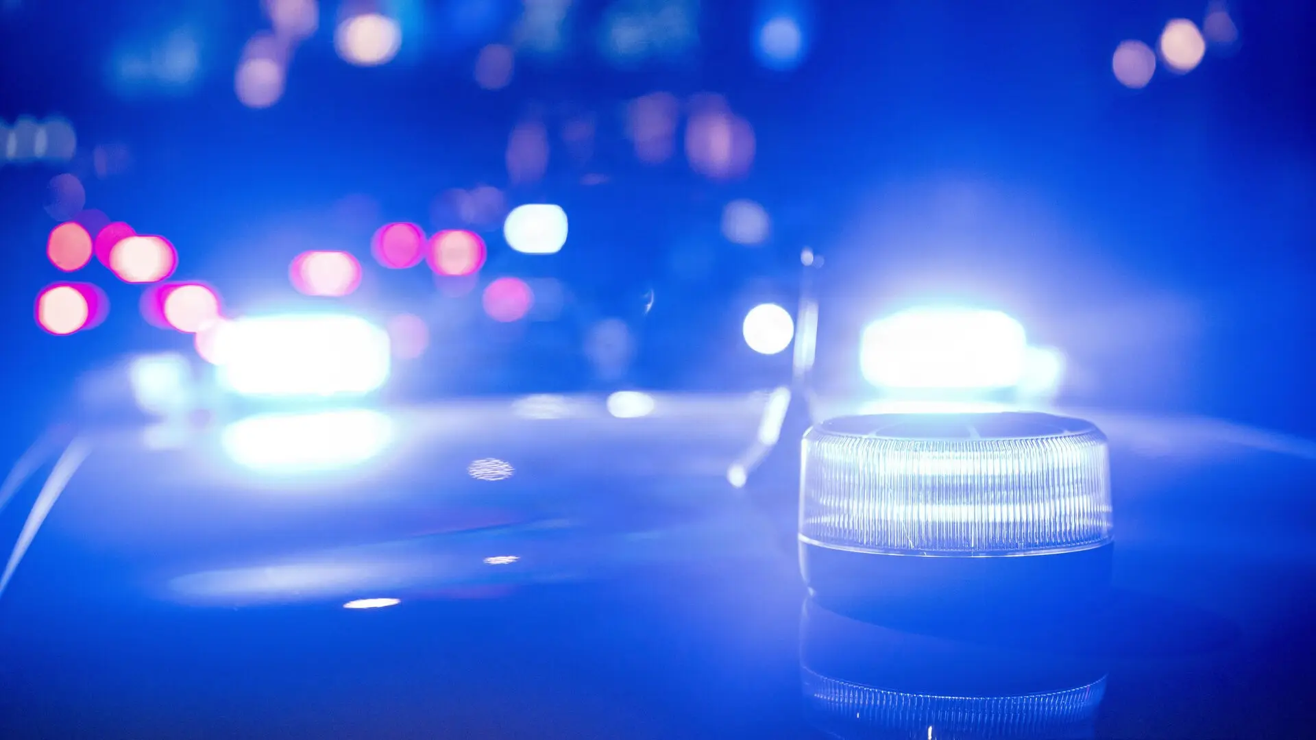 Politiet undersøger uheld efter fund af flere udenlandske biler