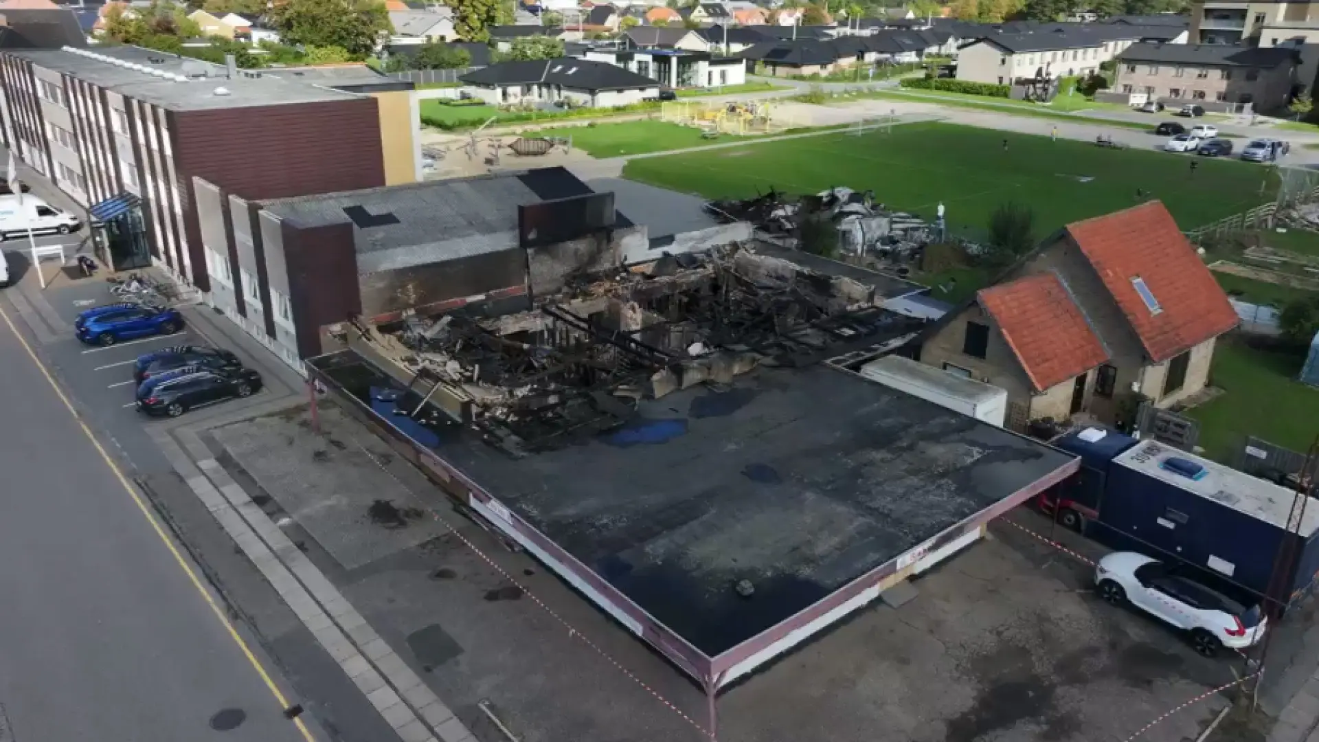 Se dronevideoen: Motorcykelbutik i ruiner efter kraftig brand