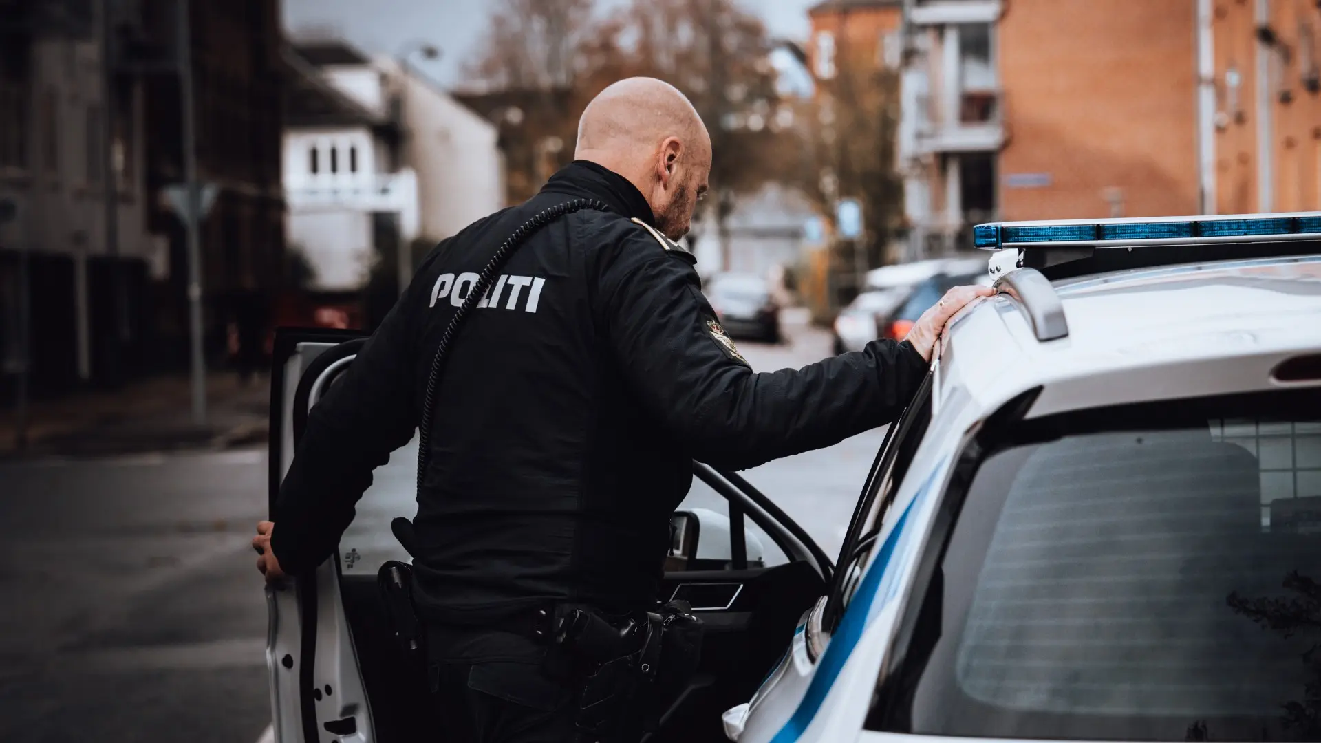Mand slår betjent med knytnæve