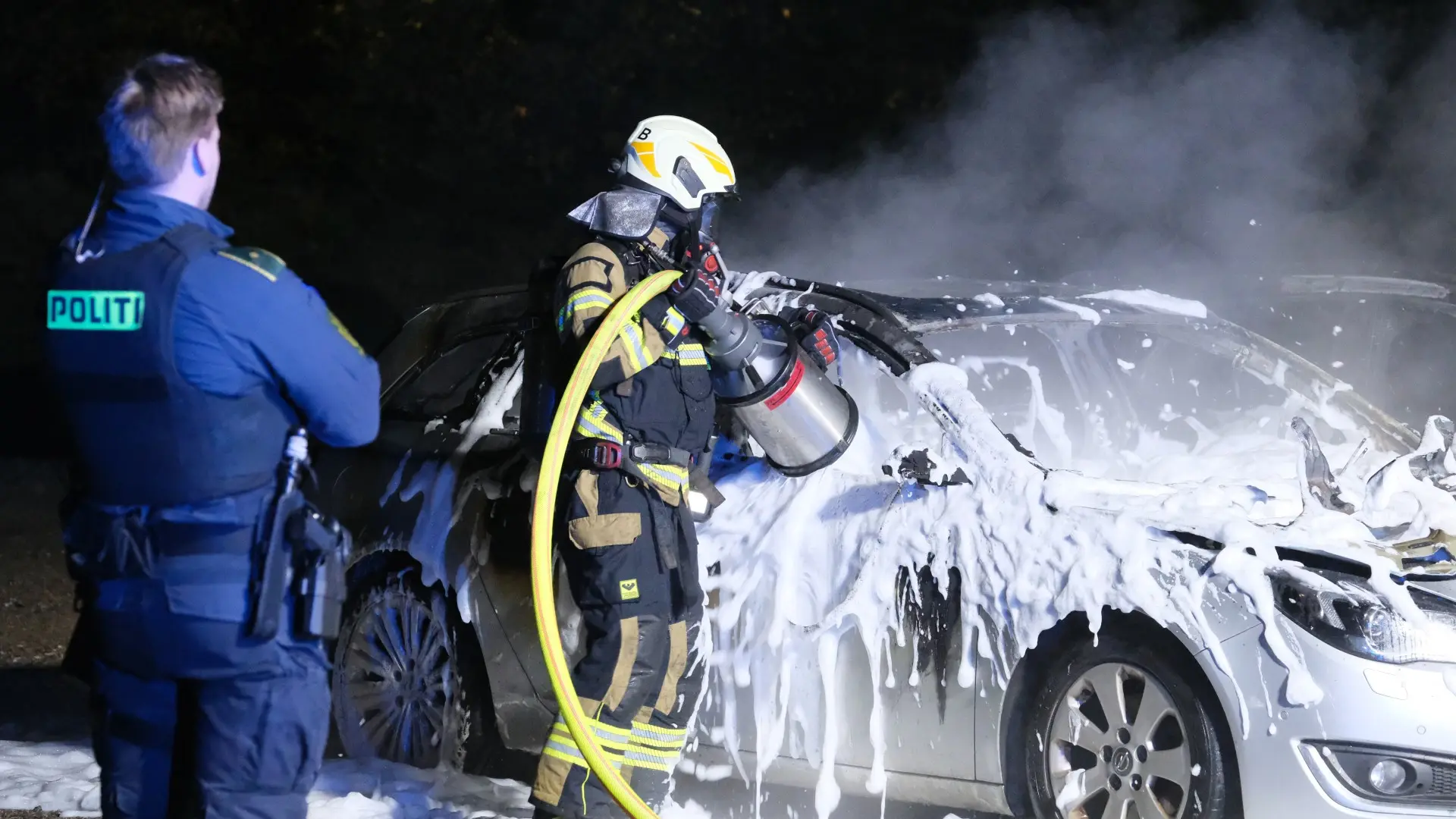 Bil i flammer på pendlerparkering