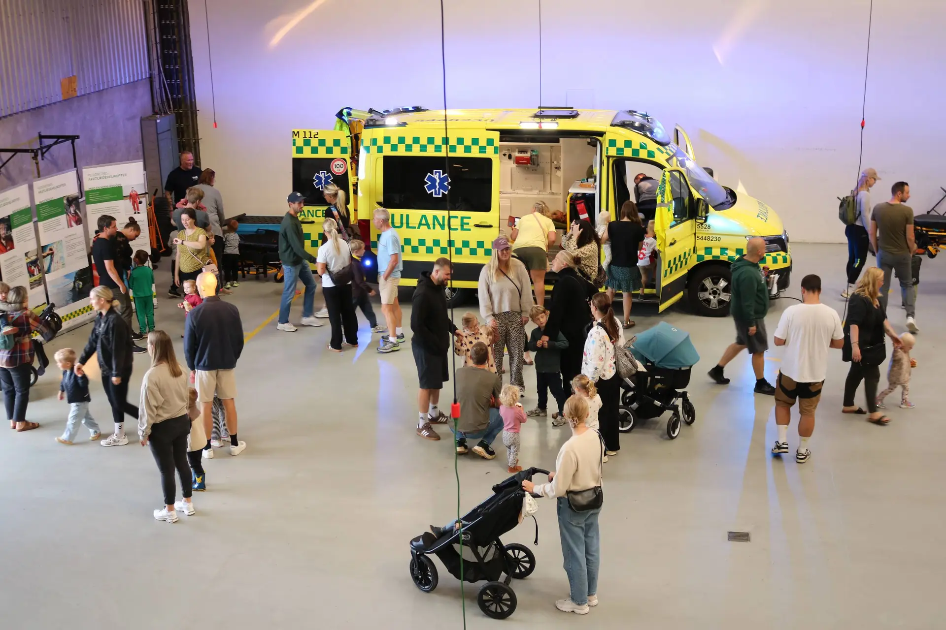 Kom helt tæt på ambulancerne - Din Avis