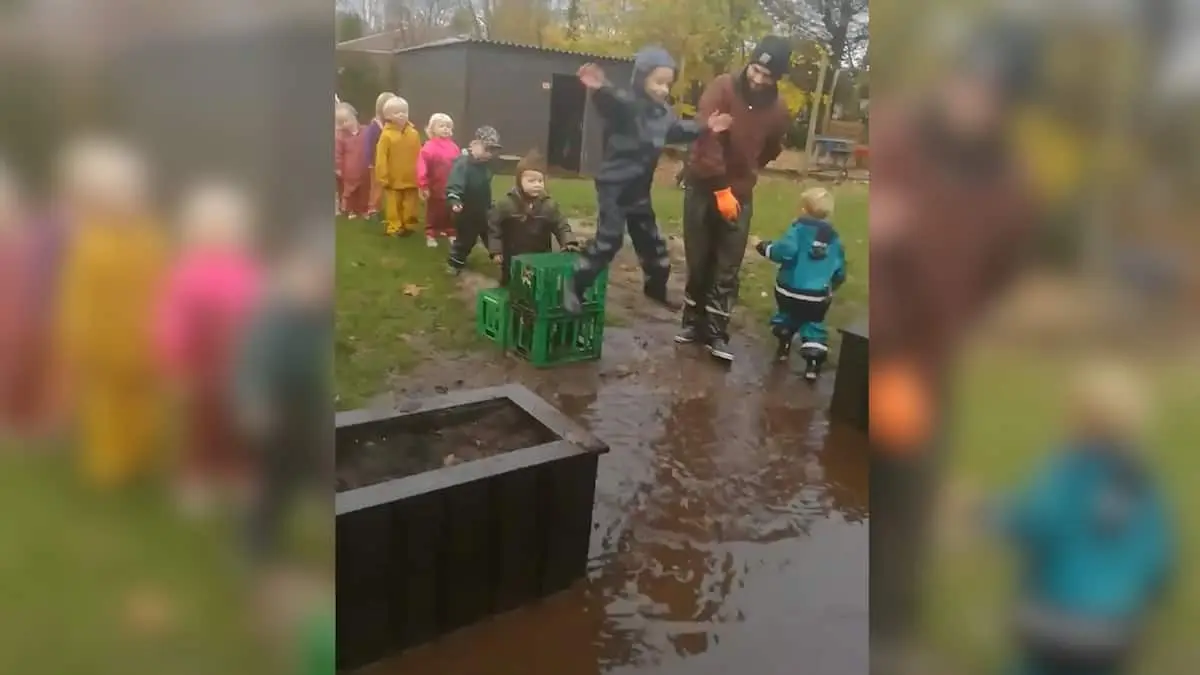 Det begyndte med en mudret vandpyt på Fyn. Nu er video med hoppende børn set 20 millioner gange