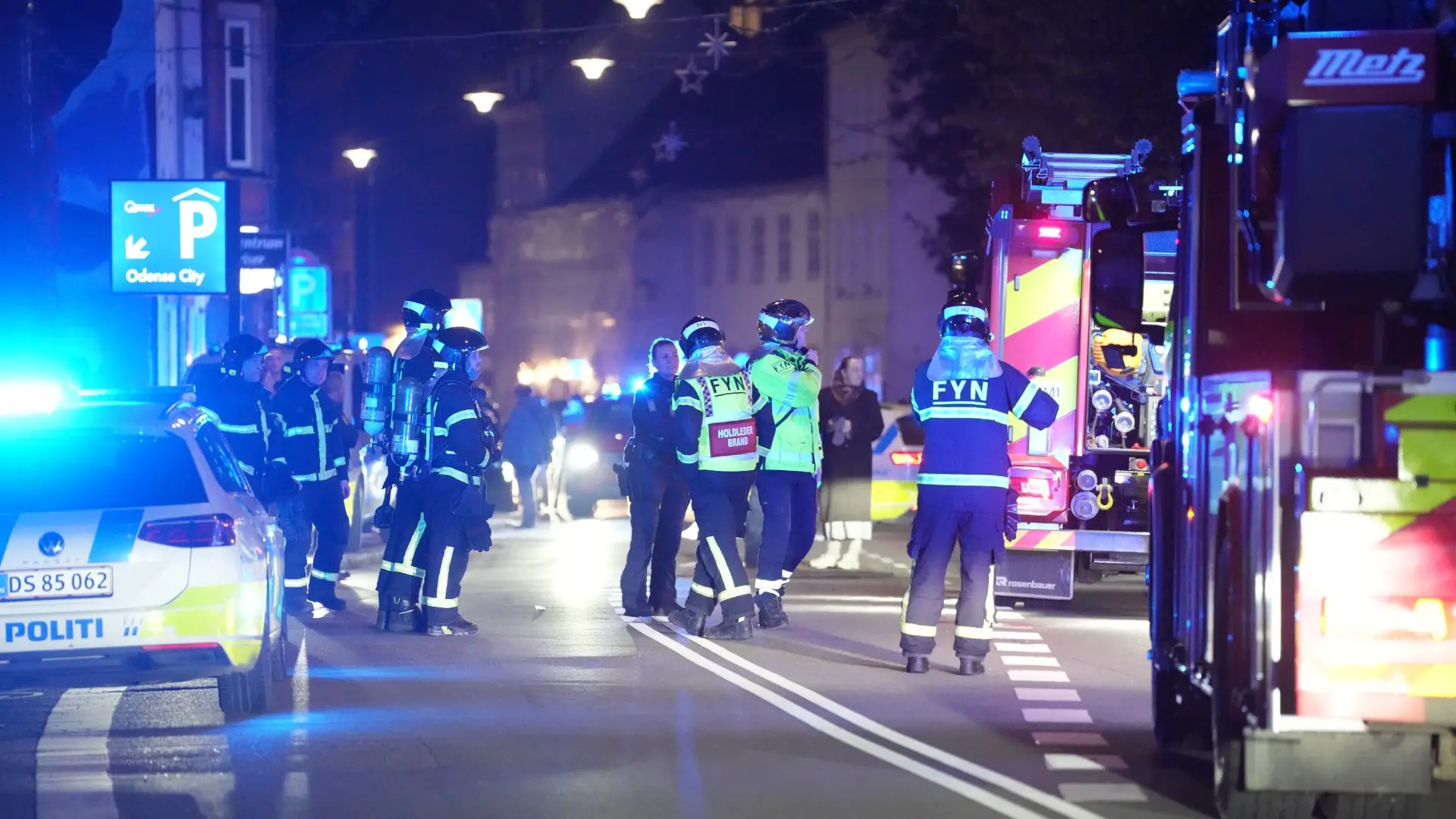 Beredskab rykkede stort ud til anmeldt brand i etageejendom midt i Odense