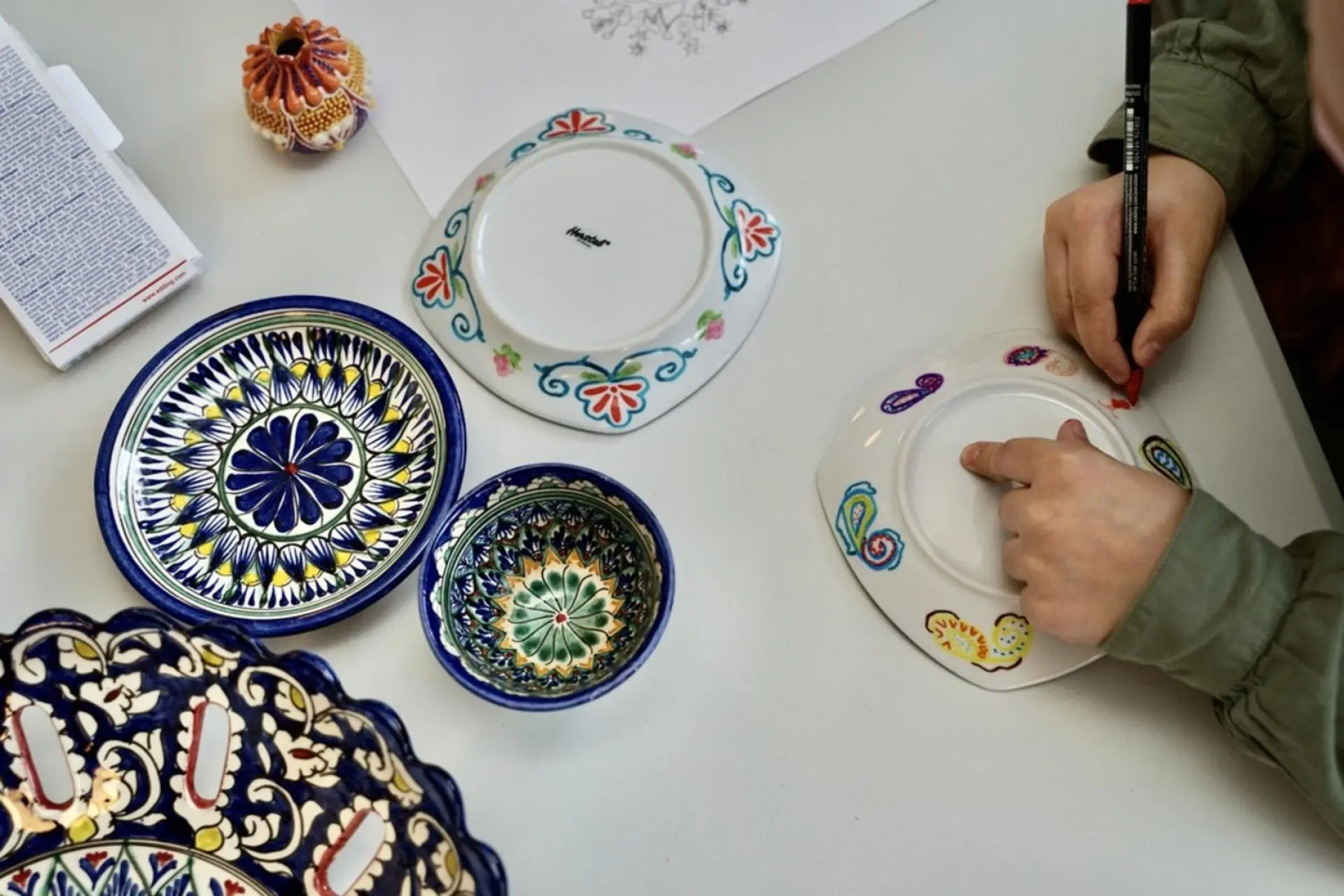 Tegn mandala på porcelæn