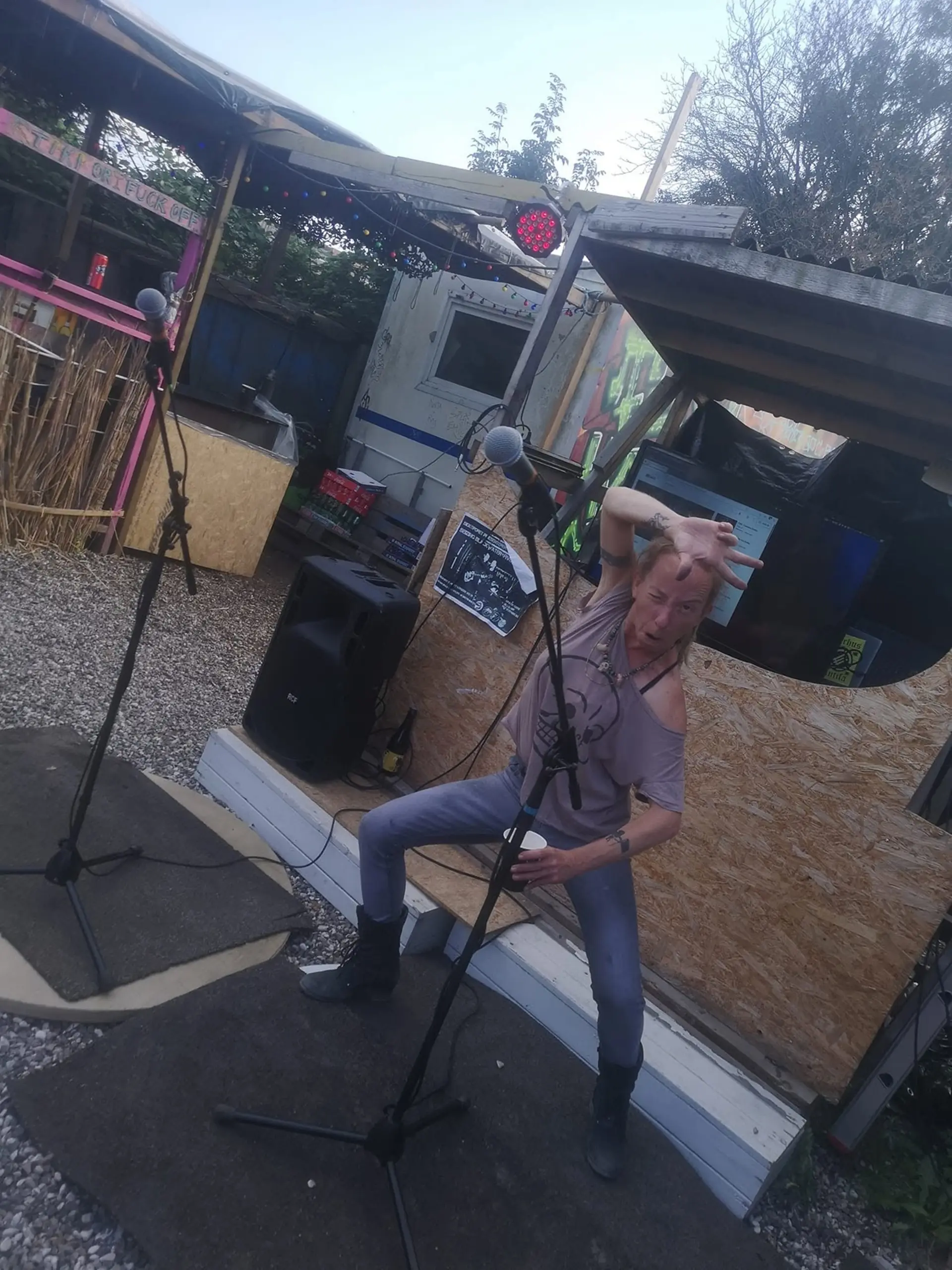 PÅ ET SIDESPOR: Mangfoldigt Karaoke Showdown