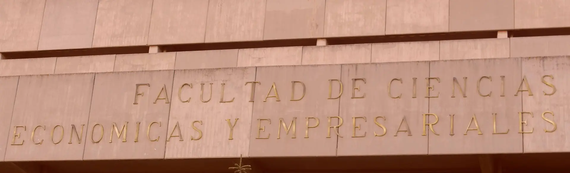 Facultad de Ciencias Económicas y Empresariales - UGR 