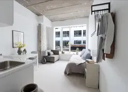 Lys og attraktiv 1-vær lejlighed med privat solterrasse og indgang
